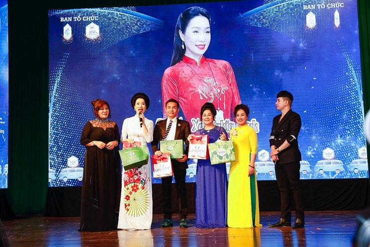 Chương trình 'Chuyến xe nghĩa tình - Về quê ăn Tết' của NSƯT Trịnh Kim Chi thu về gần 400 triệu