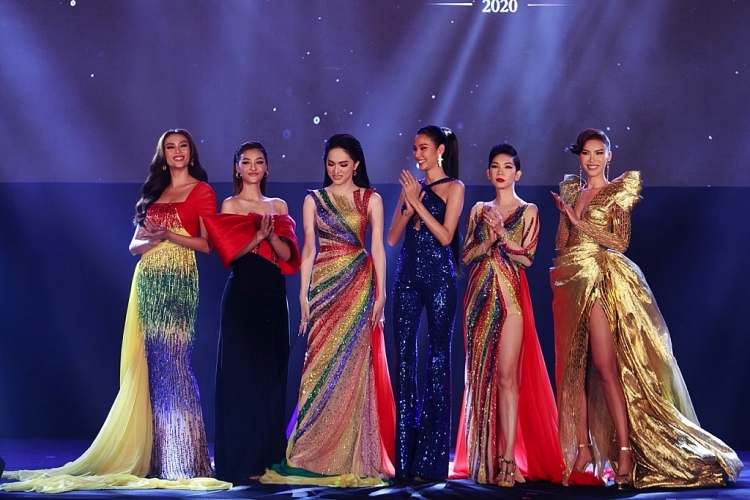 Minh Tú diện đầm lục sắc xúc động cảm ơn cộng đồng LGBT Việt Nam