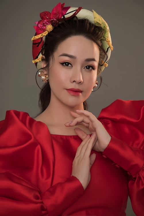 Nhật Kim Anh trẻ trung với áo dài cách tân đơn sắc
