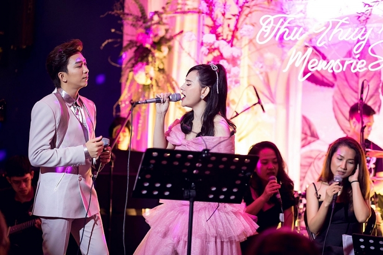 Thu Thủy, Tăng Phúc gây sốt với màn hoán đổi hit của nhau