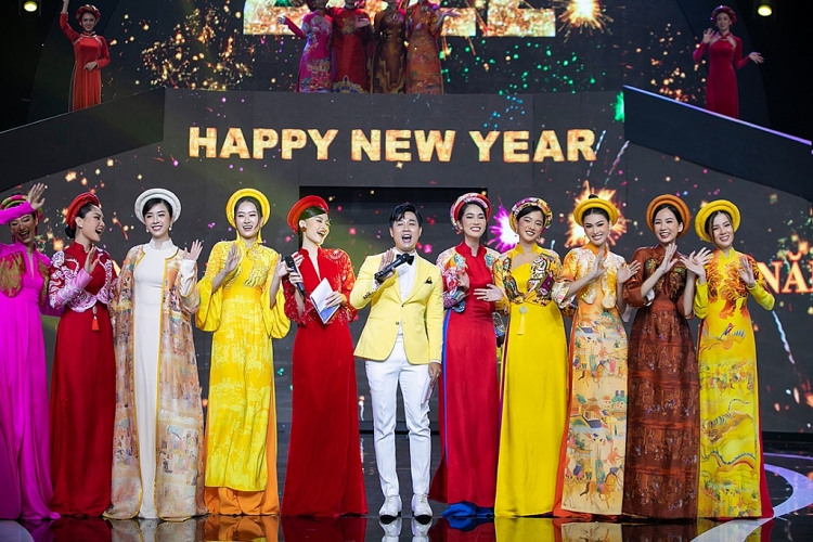 Dàn Hoa - Á hậu hội tụ cùng Quán quân 'The Next Face Vietnam' trình diễn BST áo dài tái hiện dòng tranh bị lãng quên của La Sen Vũ