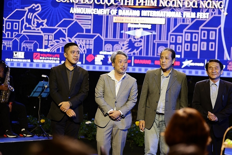 Đạo diễn Nguyễn Quang Dũng vừa làm giám khảo, vừa làm host công bố cuộc thi 'Phim ngắn Đà Nẵng'