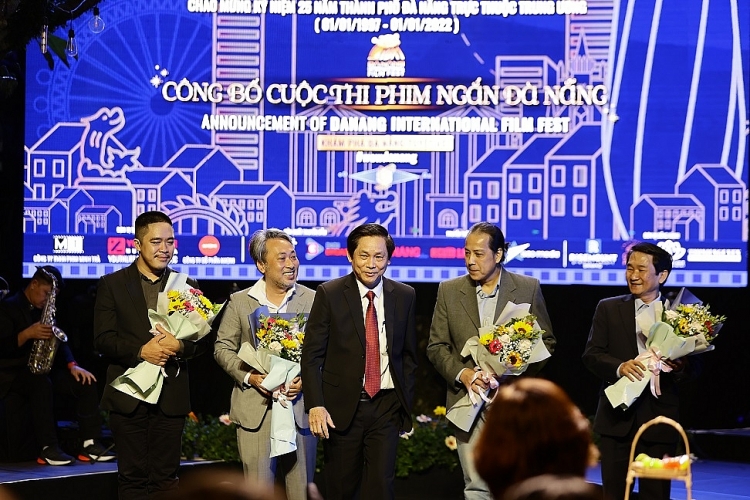 Đạo diễn Nguyễn Quang Dũng vừa làm giám khảo, vừa làm host công bố cuộc thi 'Phim ngắn Đà Nẵng'