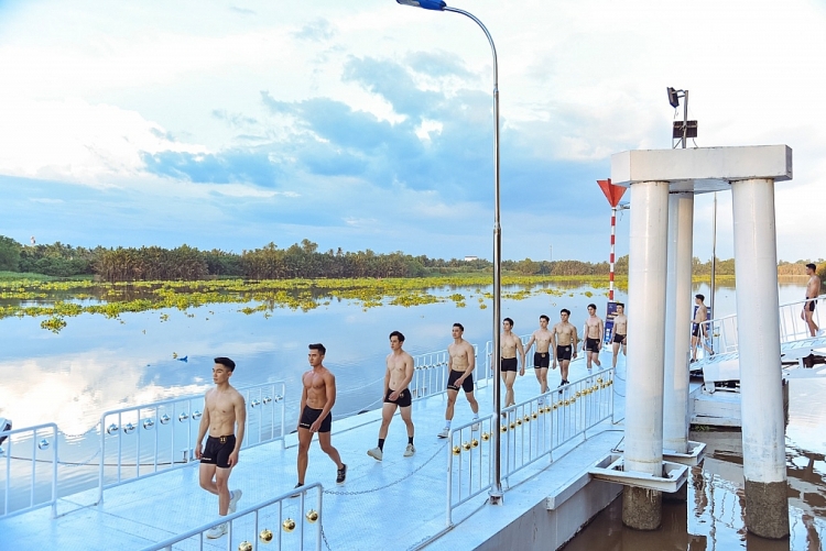 Thí sinh 'Vietnam Fitness Model 2021' đọ sức nảy lửa, khoe thân hình bỏng mắt trên bến du thuyền