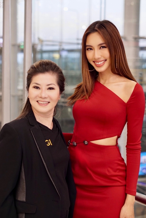Hoa hậu Thùy Tiên nổi bật tại sân bay Thái, sẵn sàng lên đường trở về Việt Nam