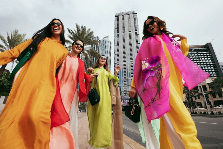 Diện áo dài 'sành điệu', ‘đại gia đình’ Hoa hậu hoàn vũ Việt Nam high fashion giữa trời Dubai