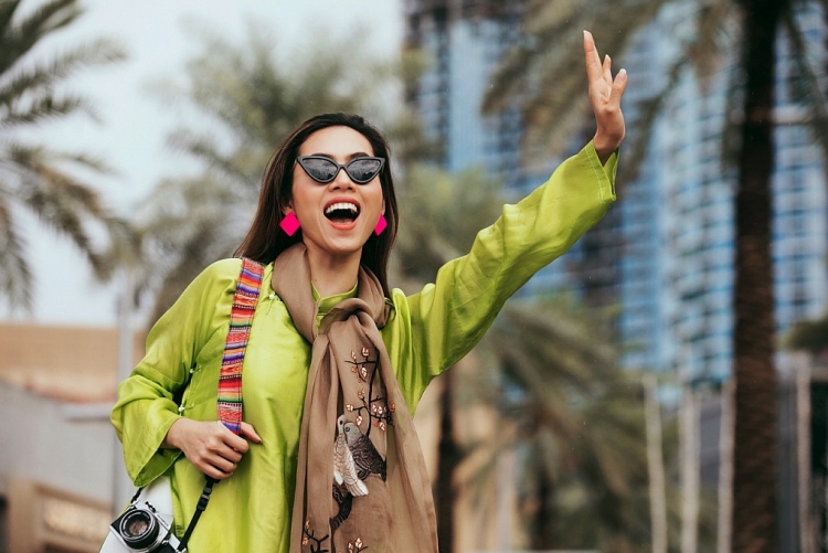 Diện áo dài 'sành điệu', ‘đại gia đình’ Hoa hậu hoàn vũ Việt Nam high fashion giữa trời Dubai