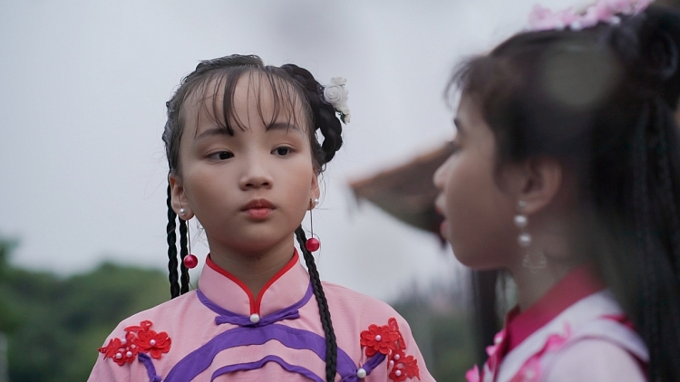 'Cách Cách lạc ở nhân gian': Bộ phim của nữ đạo diễn trẻ Khương Vy Trần quy tụ 15 diễn viên nhí siêu đáng yêu