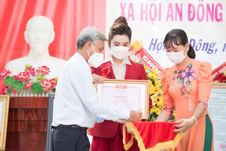 Hoa hậu Huỳnh Vy rớt nước mắt khi nhận được bằng khen