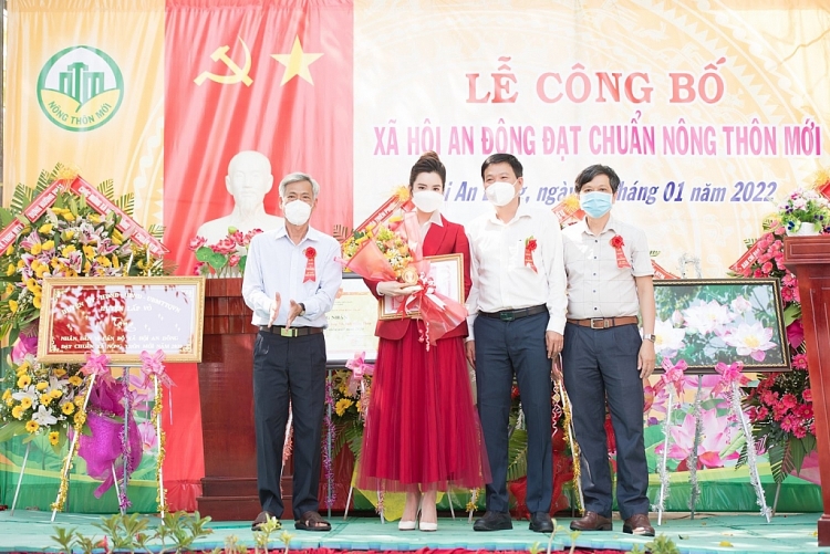 Hoa hậu Huỳnh Vy rớt nước mắt khi nhận được bằng khen