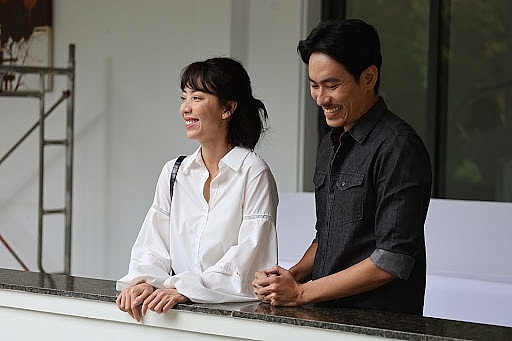 Hé lộ nụ hôn điện ảnh đầu tiên của Thu Trang và Kiều Minh Tuấn trong 'Chìa khóa trăm tỷ'