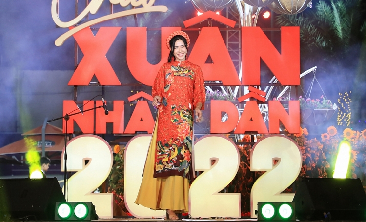 MC Quỳnh Hoa và dàn người mẫu mừng xuân cùng NTK Việt Hùng