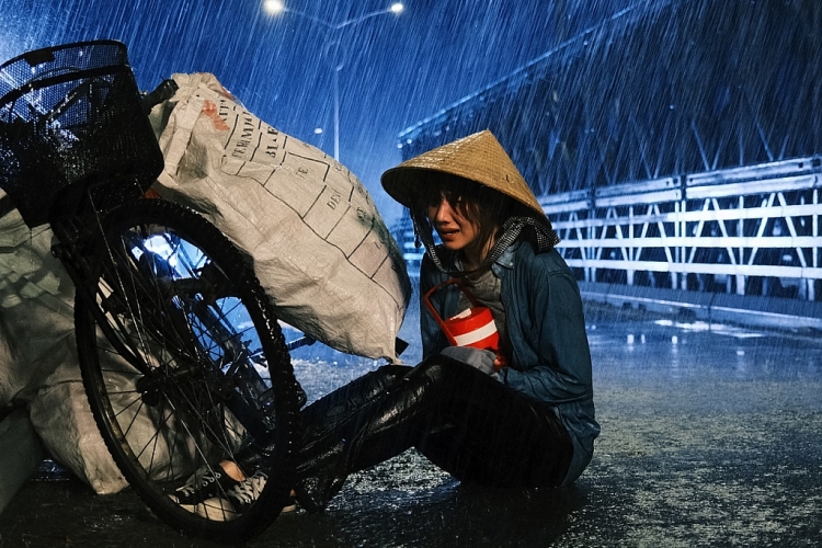 Hari Won dầm mưa suốt 6 tiếng đồng hồ, thuê cả xe bồn để quay cảnh khóc dưới mưa