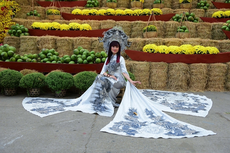 Dàn nghệ sĩ rủ nhau đi khai trương 'Lễ hội Tết Việt' tại Nhà văn hóa Thanh Niên