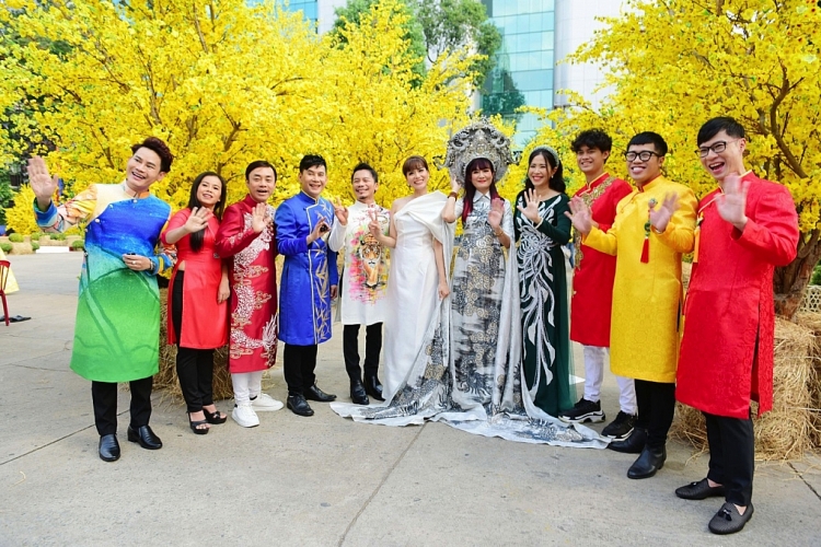 Dàn nghệ sĩ rủ nhau đi khai trương 'Lễ hội Tết Việt' tại Nhà văn hóa Thanh Niên