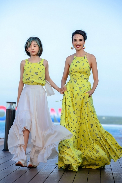 Hoa hậu Hương Giang cùng 2 con gái làm vedette trong BST mới của NTK An Nhiên