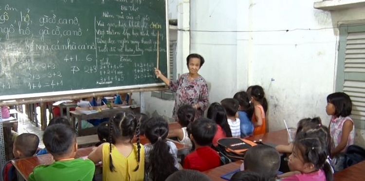 'Hát mãi ước mơ': Ngọc Sơn ngưỡng mộ cô giáo 70 tuổi vẫn ngày ngày miệt mài dạy chữ miễn phí cho trẻ em nghèo
