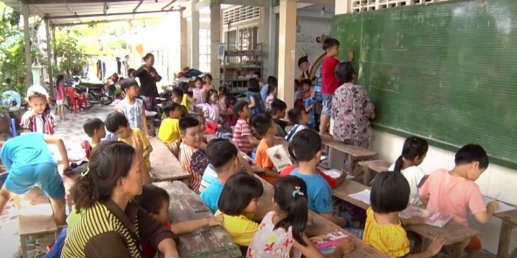 'Hát mãi ước mơ': Ngọc Sơn ngưỡng mộ cô giáo 70 tuổi vẫn ngày ngày miệt mài dạy chữ miễn phí cho trẻ em nghèo
