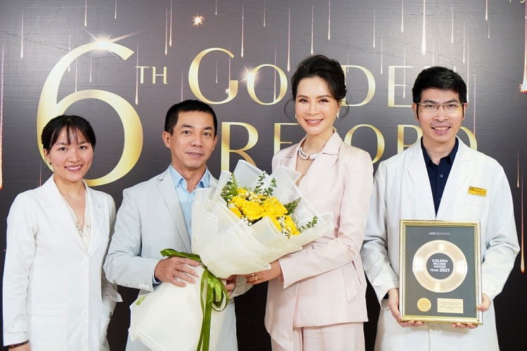 Diễn viên Gwyneth Paltrow chúc mừng MC Thanh Mai nhận giải 'Golden Record Award'