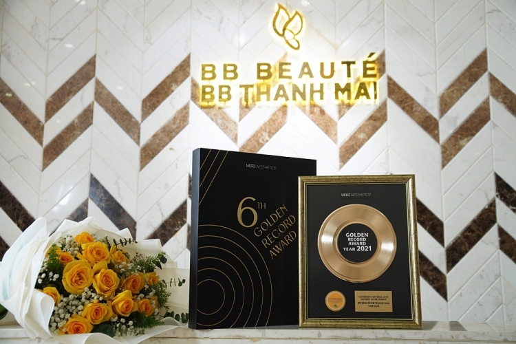 Diễn viên Gwyneth Paltrow chúc mừng MC Thanh Mai nhận giải 'Golden Record Award'