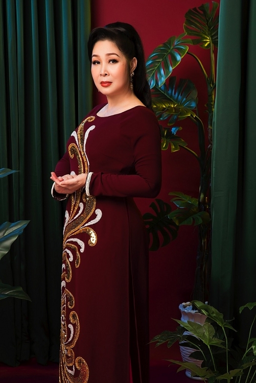 NSND Hồng Vân khoe nhan sắc rạng rỡ trong loạt áo dài bà sui