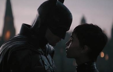 Robert Pattinson bắt tay cùng Zoe Kravitz trong trailer mới của 'The Batman'