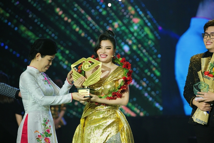 Thu Hà đăng quang 'Én vàng 2021', giành giải thưởng 100 triệu đồng