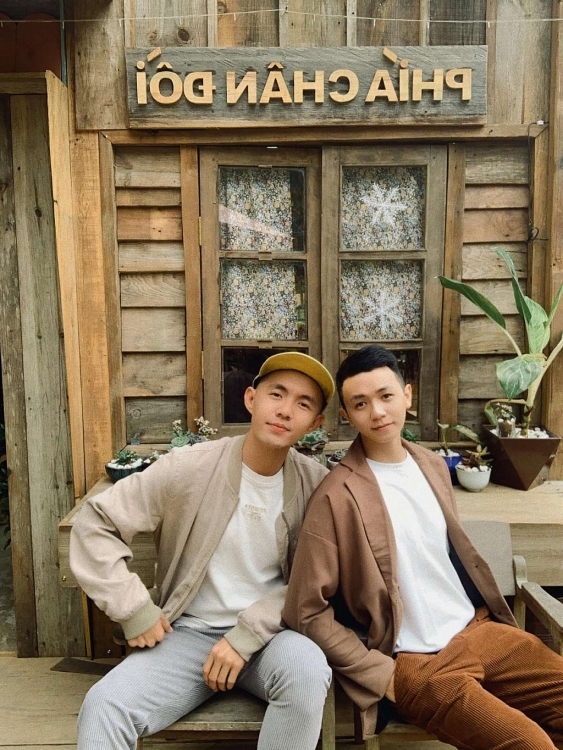 Bỏ chức giám đốc 4 công ty, anh chàng tự kinh doanh riêng cùng người yêu và cái kết… tại 'Come out'