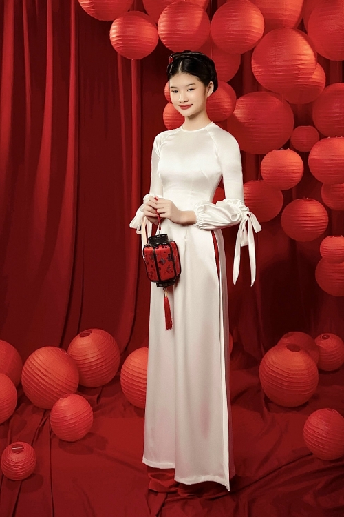 Ba thế hệ nhà Trương Ngọc Ánh diện áo dài, cùng khoe sắc trước thềm năm mới