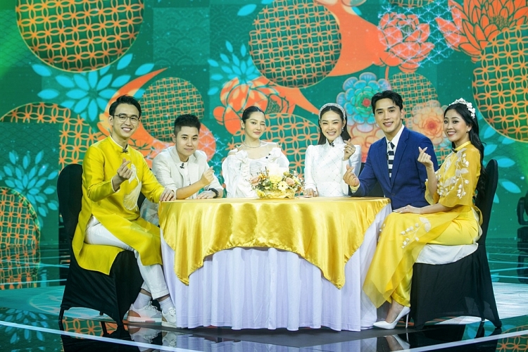 'Tết HTV 2022': Hồ Ngọc Hà, Hoàng Thùy Linh, Văn Mai Hương xinh đẹp hát nhạc xuân khuấy động Đêm giao thừa