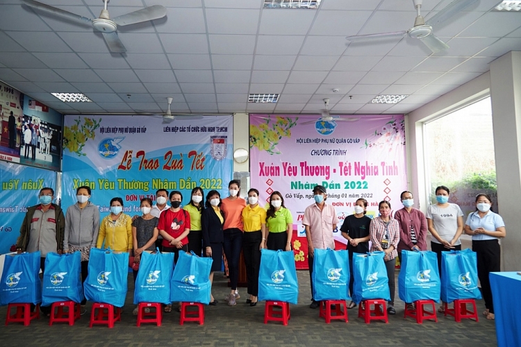 Hoa hậu Khánh Vân trao tặng quà cho người dân nghèo cận Tết Nhâm Dần 2022