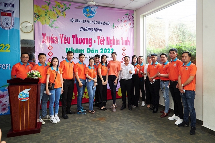 Hoa hậu Khánh Vân trao tặng quà cho người dân nghèo cận Tết Nhâm Dần 2022