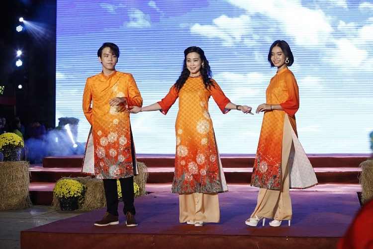 NTK Việt Hùng mang 6 BST áo dài lộng lẫy lên sân chơi Gala 'Đại sứ áo dài Việt Nam'