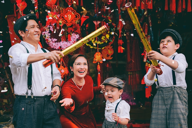 Gia đình Thanh Thúy - Đức Thịnh vừa tung bộ ảnh Tết, vừa chuẩn bị cho dự án phim Tết 2023