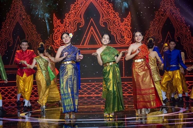 Việt Hương lần đầu tham gia 'Gala nhạc Việt', cùng Đại Nghĩa, Puka, Huỳnh Lập diễn hài vui nhộn