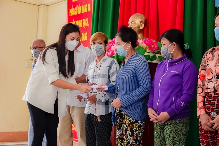 Kim Duyên trao quà Tết cho bà con nghèo tại quê nhà Cần Thơ