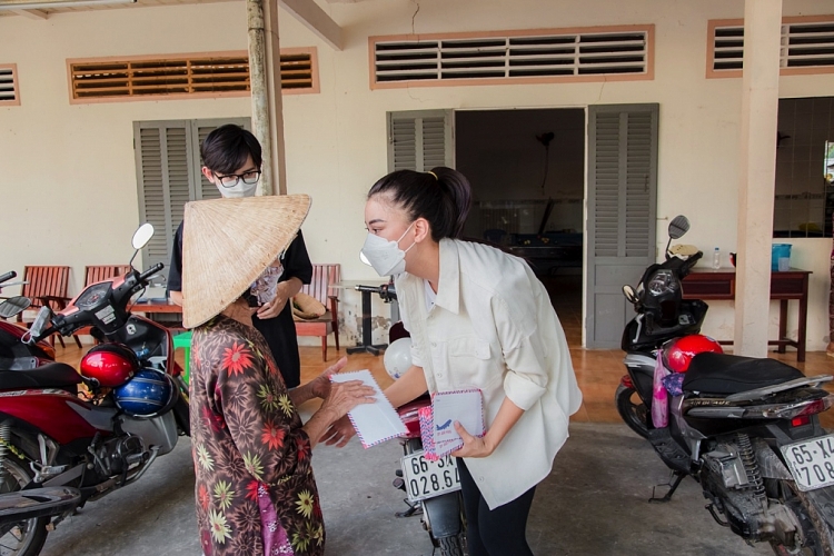 Kim Duyên trao quà Tết cho bà con nghèo tại quê nhà Cần Thơ