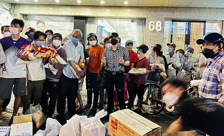 Đan Trường - Trung Quang không nhận show cận Tết để đi làm từ thiện