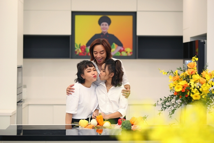 Gia đình Việt Hương quây quần đón Tết cùng loạt ảnh ấm áp