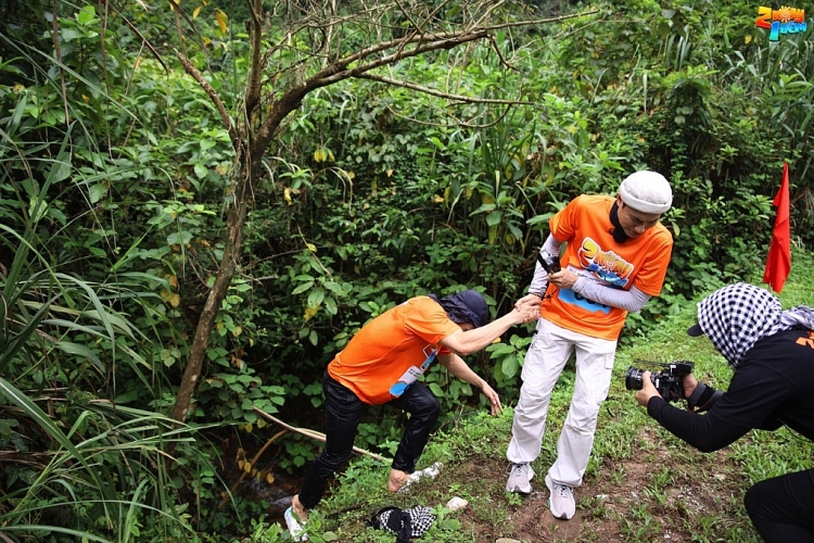 '2 ngày 1 đêm': Lê Dương Bảo Lâm ngã xuống suối ngất xỉu tại thử thách marathon