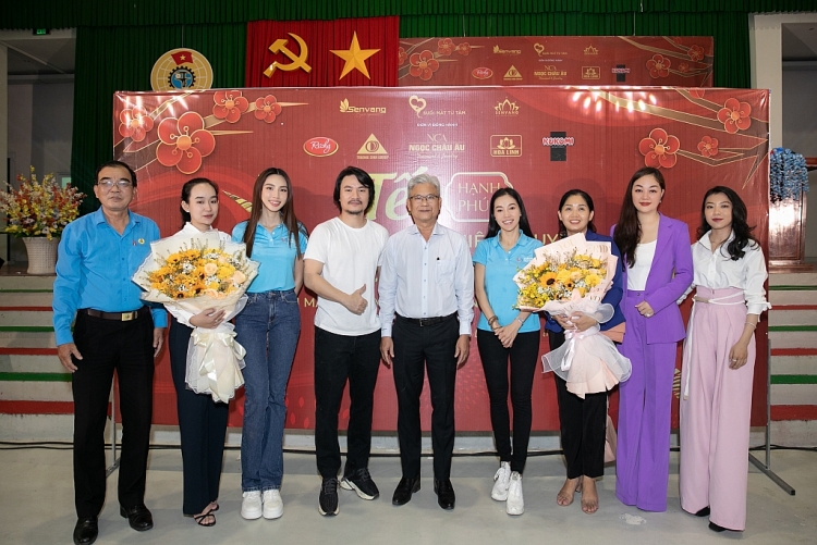 Hoa hậu Thùy Tiên và Thanh Nga rủ nhau làm từ thiện