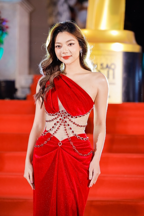 Katleen Phan Võ lần thứ hai góp mặt trong danh sách đề cử Ngôi sao xanh. Trong sắc đỏ rực rỡ, nữ diễn viên tự tin khoe trổ nhan sắc mặn mà khiến fan hâm mộ vô cùng phấn khích.
