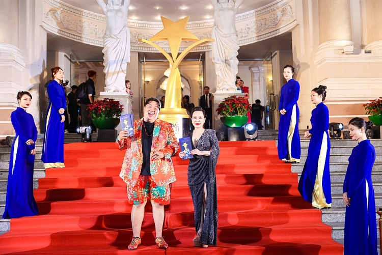 Việt Hương rạng rỡ được bạn thân Hoàng Mập “tháp tùng” trên thảm đỏ Ngôi sao xanh