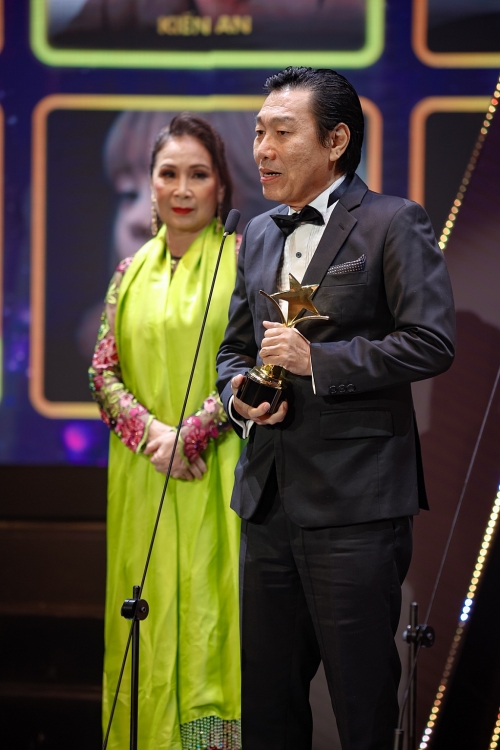 Nghệ sĩ Kiến An lần đầu nhận cúp sau hơn 30 năm trong nghề, Chi Pu tiếp tục thắng giải Ngôi Sao Xanh