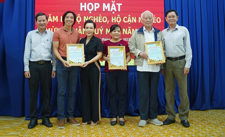 Gia đình nghệ sĩ Việt Hương chung tay mang cái Tết ấm áp đến với nhiều bà con