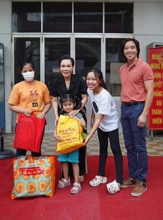 Gia đình nghệ sĩ Việt Hương chung tay mang cái Tết ấm áp đến với nhiều bà con
