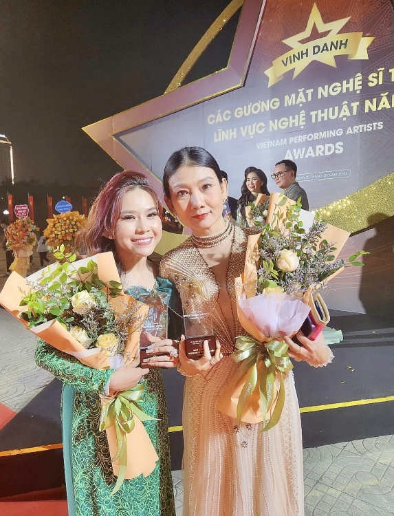 Bình Tinh được vinh danh 'Gương mặt nghệ sĩ tiêu biểu ngành nghệ thuật 2022'