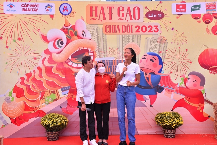 Hoa hậu H’Hen Niê, Á hậu Kim Duyên cùng 'Hạt gạo chia đôi' mang Tết ấm đến cộng đồng sống chung HIV/AIDS