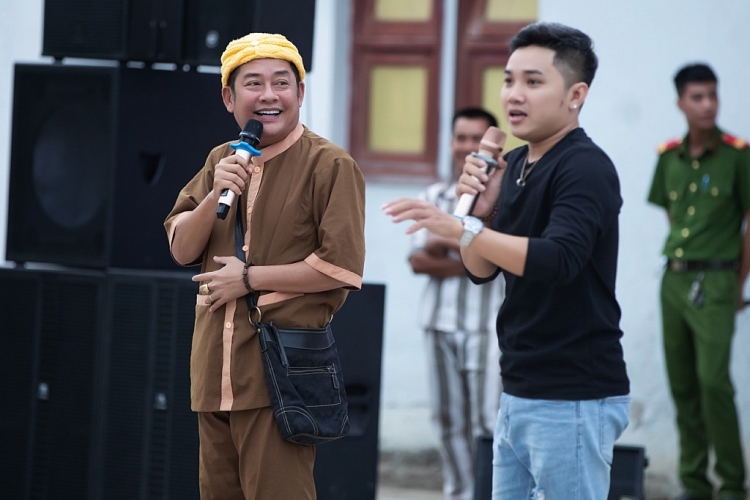 Đàm Vĩnh Hưng, Tấn Beo, Nam Thư, Cát Phượng biểu diễn trong trại giam