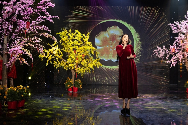 Tham gia ghi hình show ca nhạc chào Tết, Trà Ngọc Hằng nói gì khi hát nhạc Hương Lan, Phi Nhung?